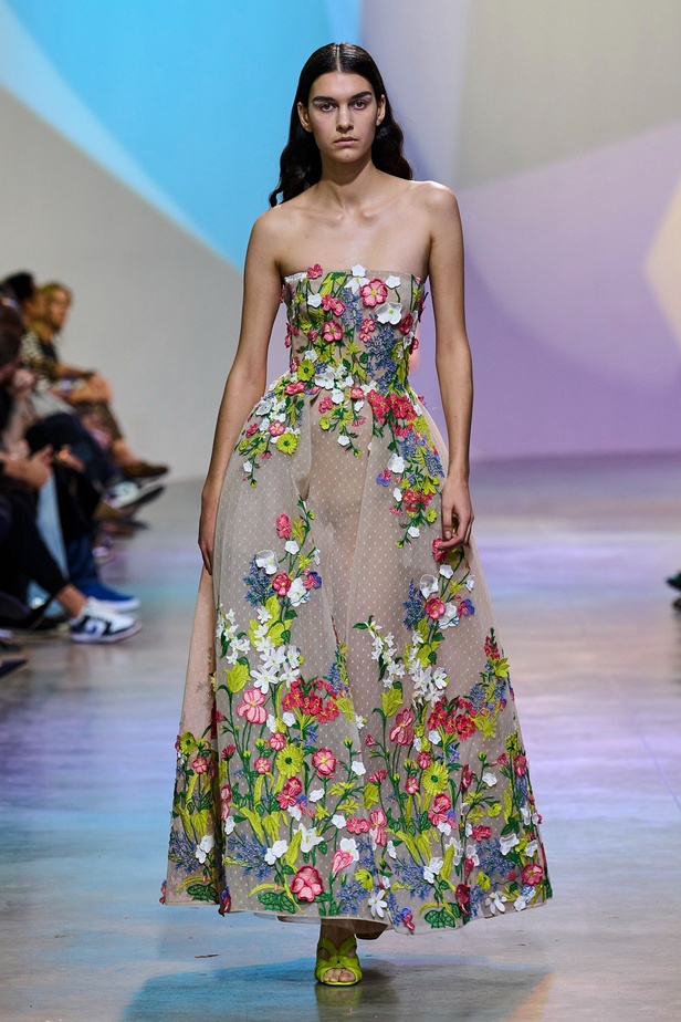 مجموعة Elie Saab لربيع وصيف 2023 تحاكي المرأة المعتدّة بخياراتها والفارضة لأنوثتها