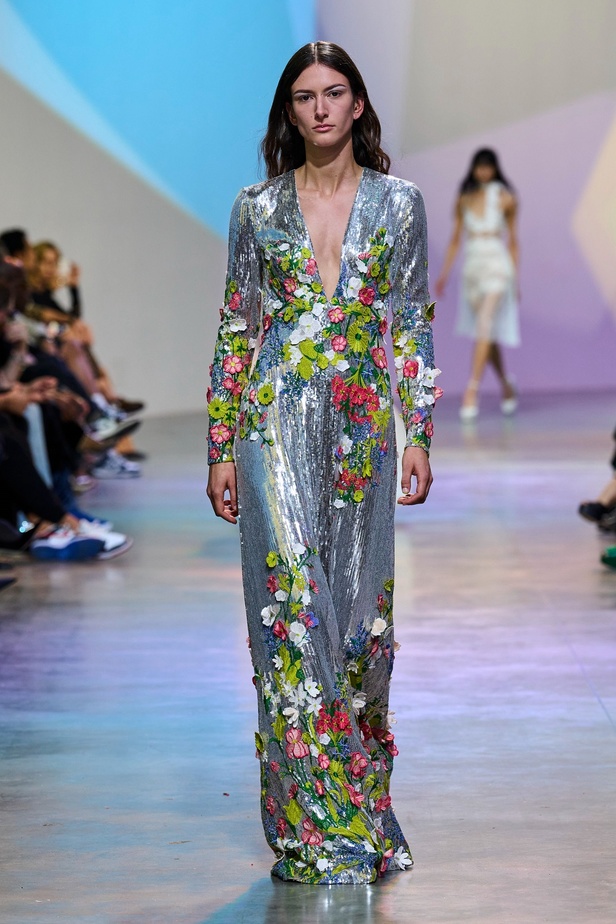 مجموعة Elie Saab لربيع وصيف 2023 تحاكي المرأة المعتدّة بخياراتها والفارضة لأنوثتها