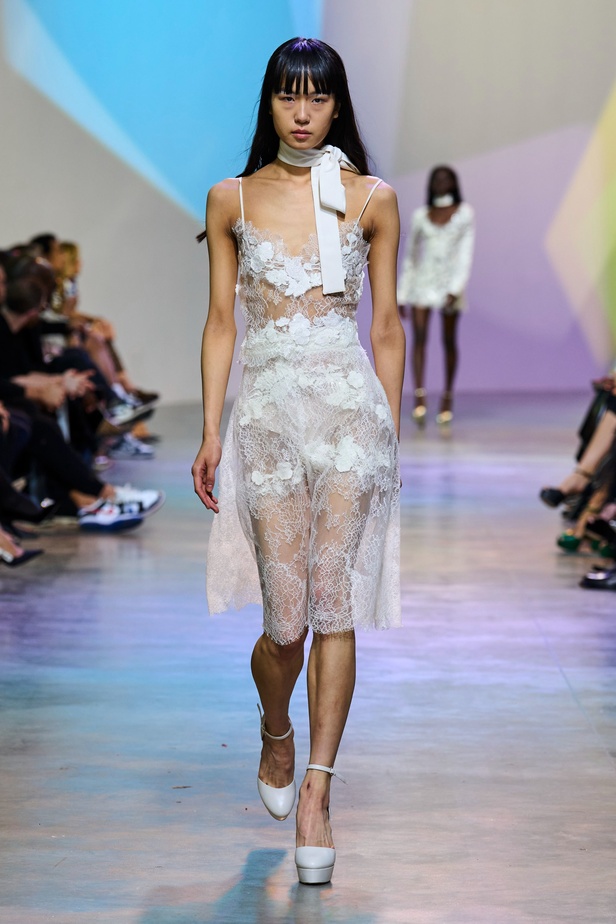 مجموعة Elie Saab لربيع وصيف 2023 تحاكي المرأة المعتدّة بخياراتها والفارضة لأنوثتها