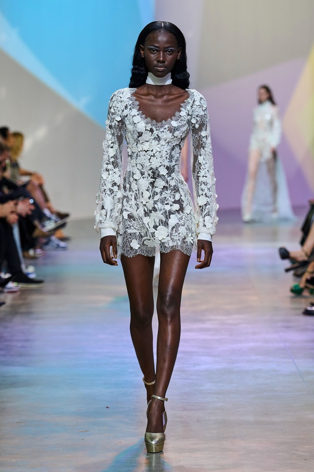 مجموعة Elie Saab لربيع وصيف 2023 تحاكي المرأة المعتدّة بخياراتها والفارضة لأنوثتها