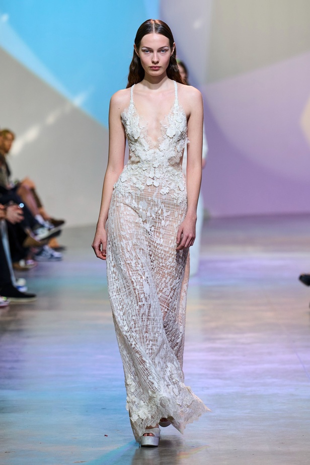 مجموعة Elie Saab لربيع وصيف 2023 تحاكي المرأة المعتدّة بخياراتها والفارضة لأنوثتها