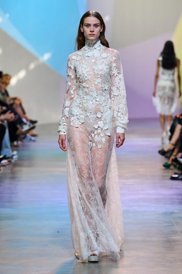 مجموعة Elie Saab لربيع وصيف 2023 تحاكي المرأة المعتدّة بخياراتها والفارضة لأنوثتها