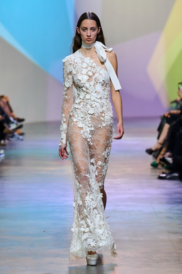 مجموعة Elie Saab لربيع وصيف 2023 تحاكي المرأة المعتدّة بخياراتها والفارضة لأنوثتها