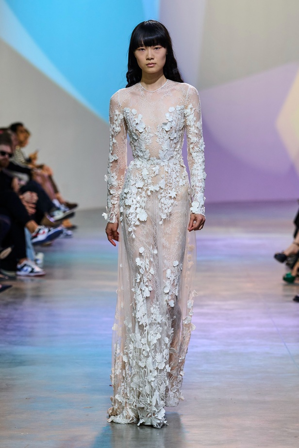 مجموعة Elie Saab لربيع وصيف 2023 تحاكي المرأة المعتدّة بخياراتها والفارضة لأنوثتها