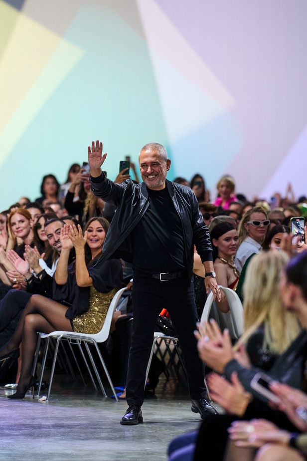 مجموعة Elie Saab لربيع وصيف 2023 تحاكي المرأة المعتدّة بخياراتها والفارضة لأنوثتها