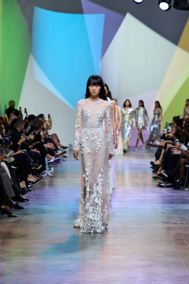 مجموعة Elie Saab لربيع وصيف 2023 تحاكي المرأة المعتدّة بخياراتها والفارضة لأنوثتها