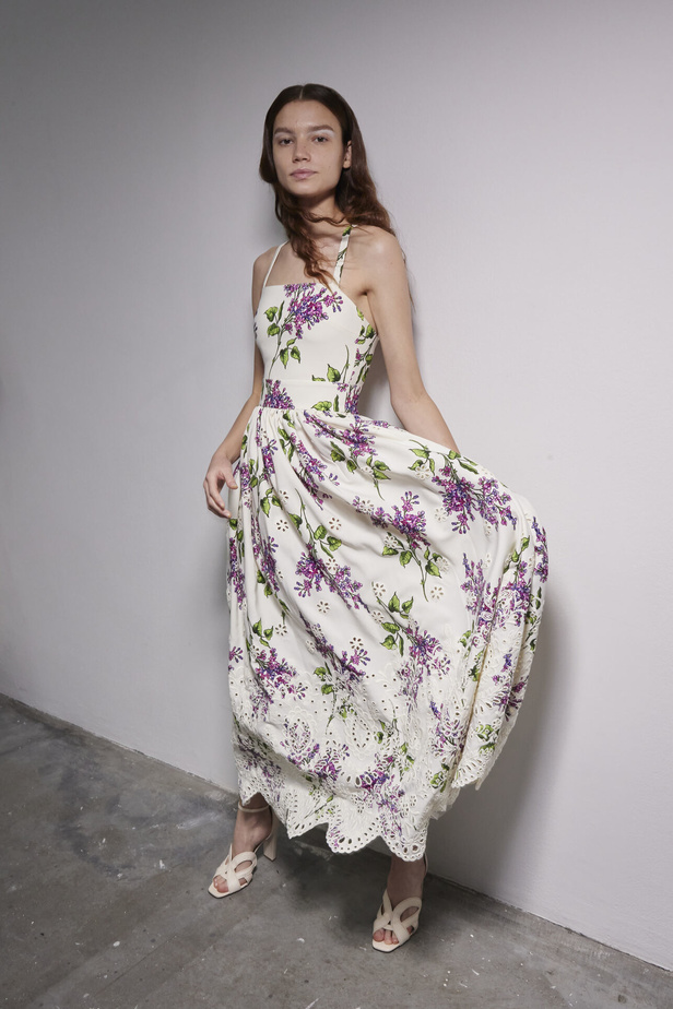 مجموعة Elie Saab لربيع وصيف 2023 تحاكي المرأة المعتدّة بخياراتها والفارضة لأنوثتها