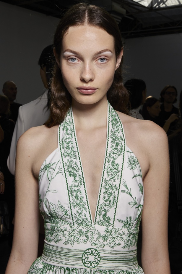 مجموعة Elie Saab لربيع وصيف 2023 تحاكي المرأة المعتدّة بخياراتها والفارضة لأنوثتها