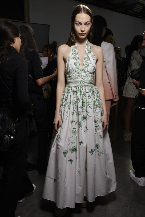 مجموعة Elie Saab لربيع وصيف 2023 تحاكي المرأة المعتدّة بخياراتها والفارضة لأنوثتها