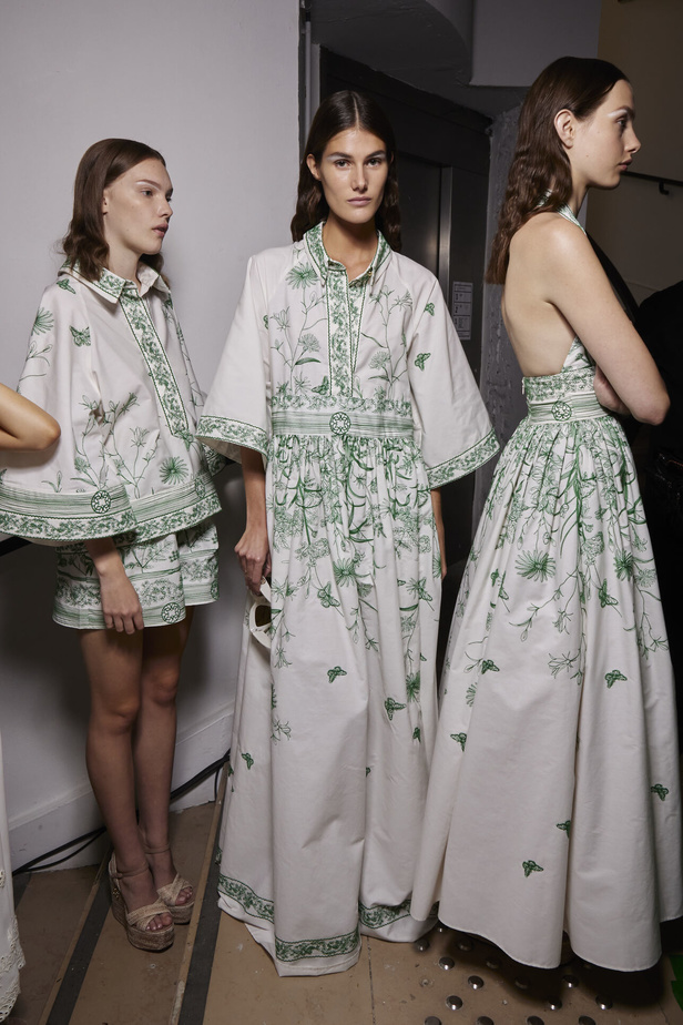 مجموعة Elie Saab لربيع وصيف 2023 تحاكي المرأة المعتدّة بخياراتها والفارضة لأنوثتها