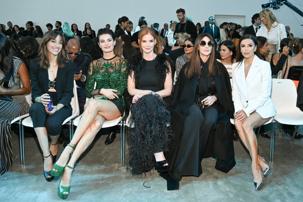 مجموعة Elie Saab لربيع وصيف 2023 تحاكي المرأة المعتدّة بخياراتها والفارضة لأنوثتها