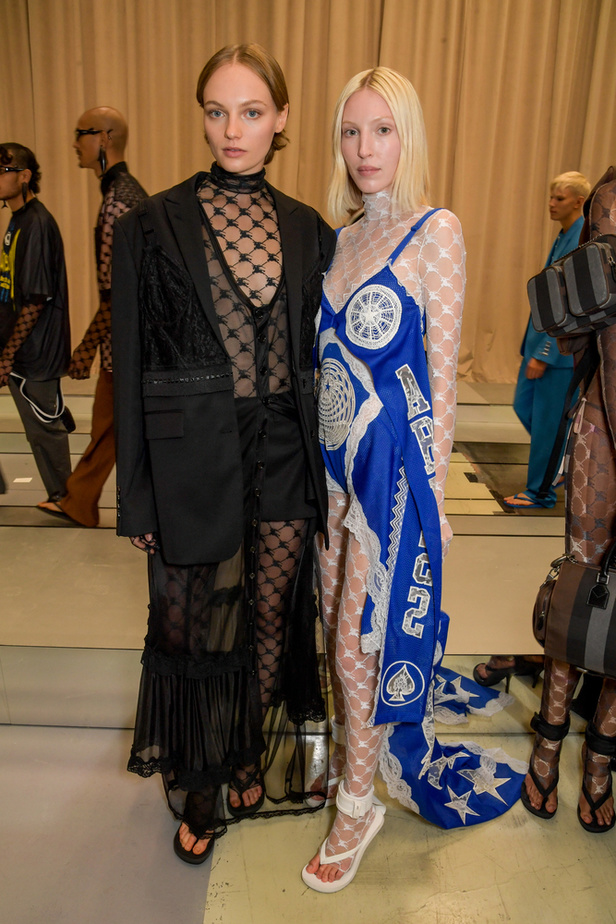 مجموعة Burberry لربيع 2023 أناقة صيفية بلمسة بريطانية 