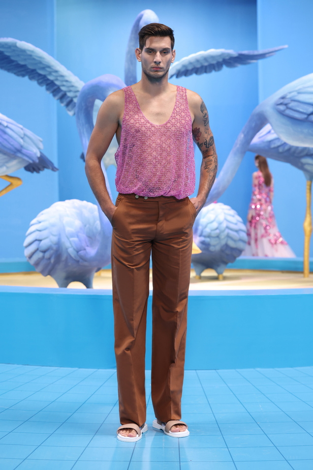 مجموعة جورج حبيقة لربيع وصيف 2023 من وحي طائر الفلامينغو