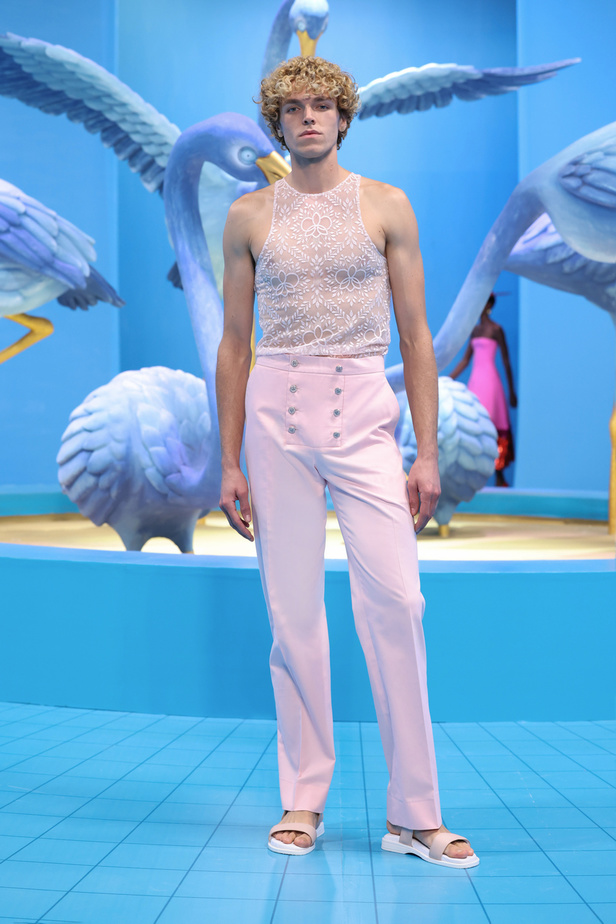 مجموعة جورج حبيقة لربيع وصيف 2023 من وحي طائر الفلامينغو
