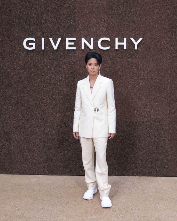 عرض أزياء Givenchy لربيع وصيف 2022 يحيي موضة التصاميم الكاجوال والشبابية