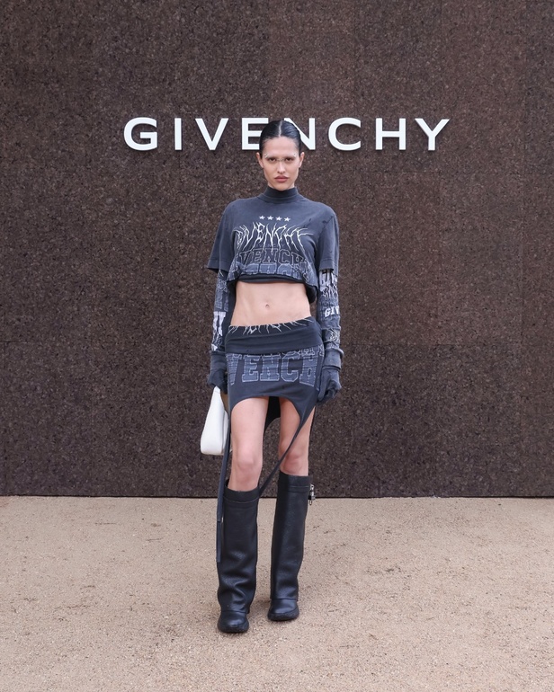 عرض أزياء Givenchy لربيع وصيف 2022 يحيي موضة التصاميم الكاجوال والشبابية