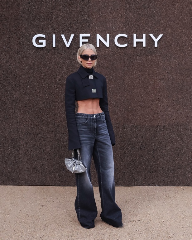 عرض أزياء Givenchy لربيع وصيف 2022 يحيي موضة التصاميم الكاجوال والشبابية