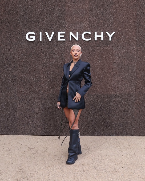 عرض أزياء Givenchy لربيع وصيف 2022 يحيي موضة التصاميم الكاجوال والشبابية