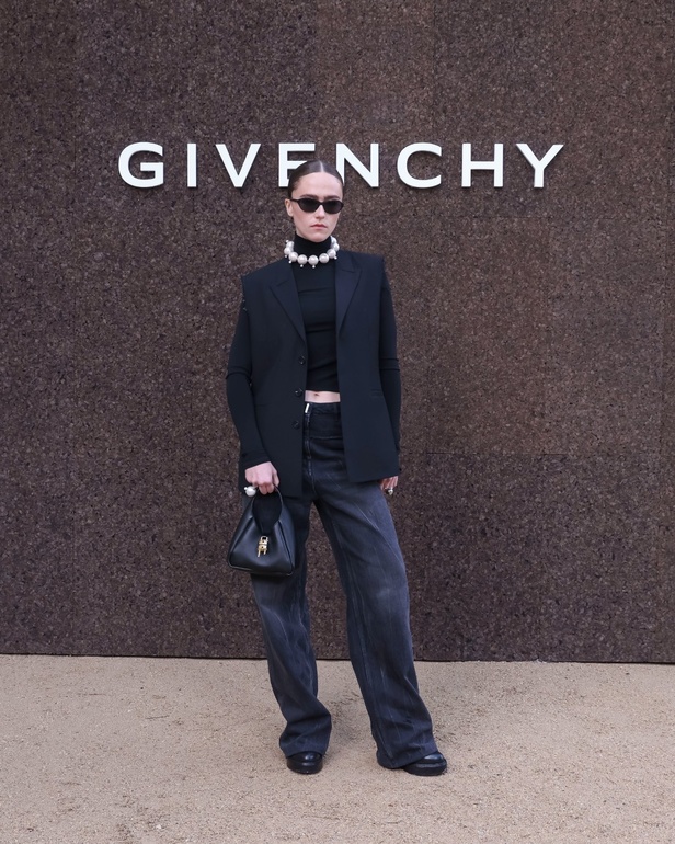 عرض أزياء Givenchy لربيع وصيف 2022 يحيي موضة التصاميم الكاجوال والشبابية