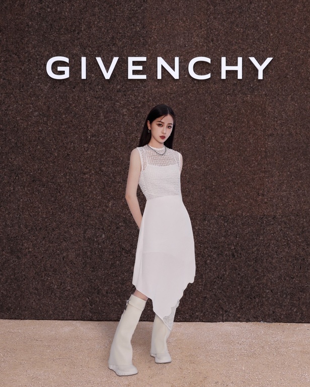 عرض أزياء Givenchy لربيع وصيف 2022 يحيي موضة التصاميم الكاجوال والشبابية