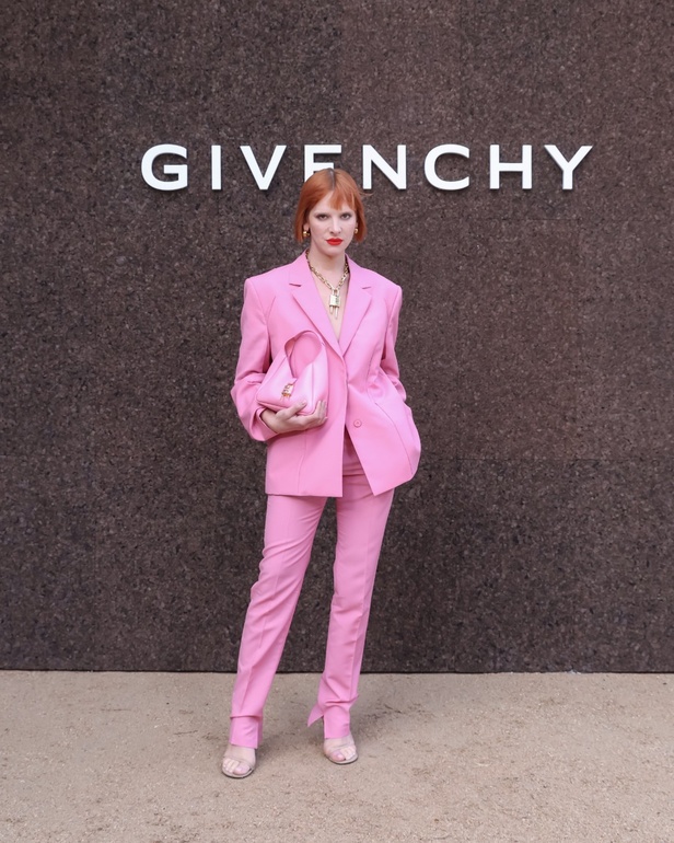 عرض أزياء Givenchy لربيع وصيف 2022 يحيي موضة التصاميم الكاجوال والشبابية