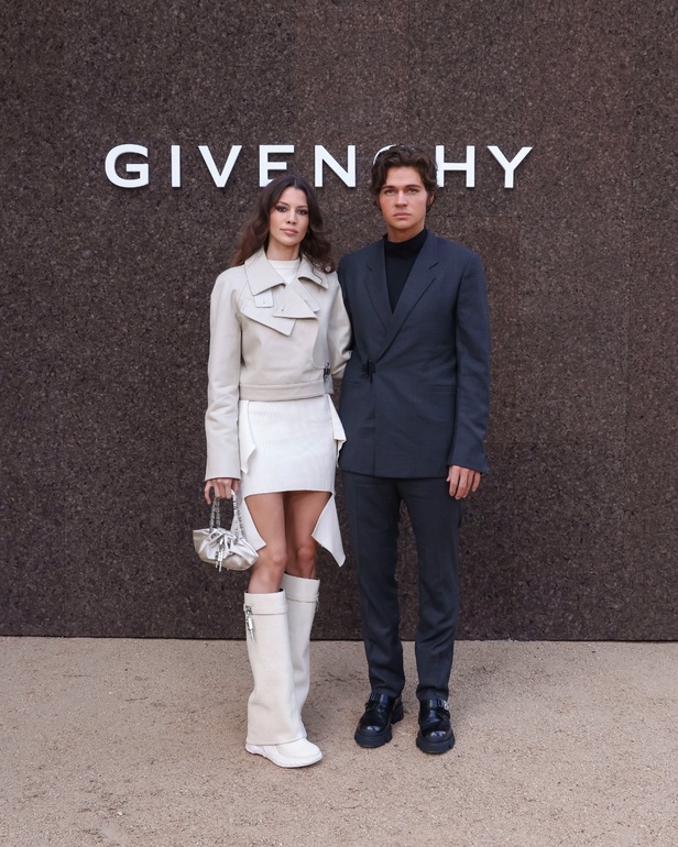 عرض أزياء Givenchy لربيع وصيف 2022 يحيي موضة التصاميم الكاجوال والشبابية