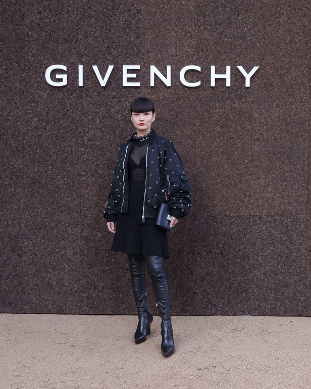 عرض أزياء Givenchy لربيع وصيف 2022 يحيي موضة التصاميم الكاجوال والشبابية