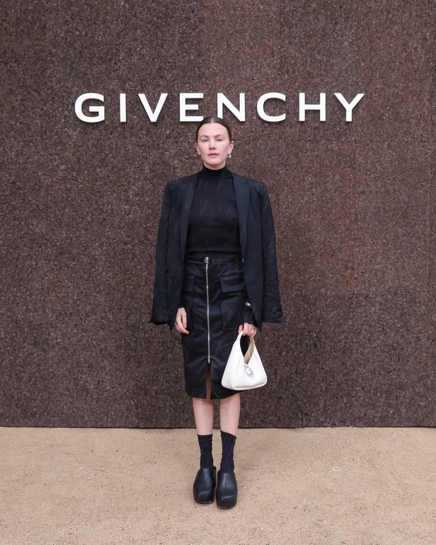 عرض أزياء Givenchy لربيع وصيف 2022 يحيي موضة التصاميم الكاجوال والشبابية
