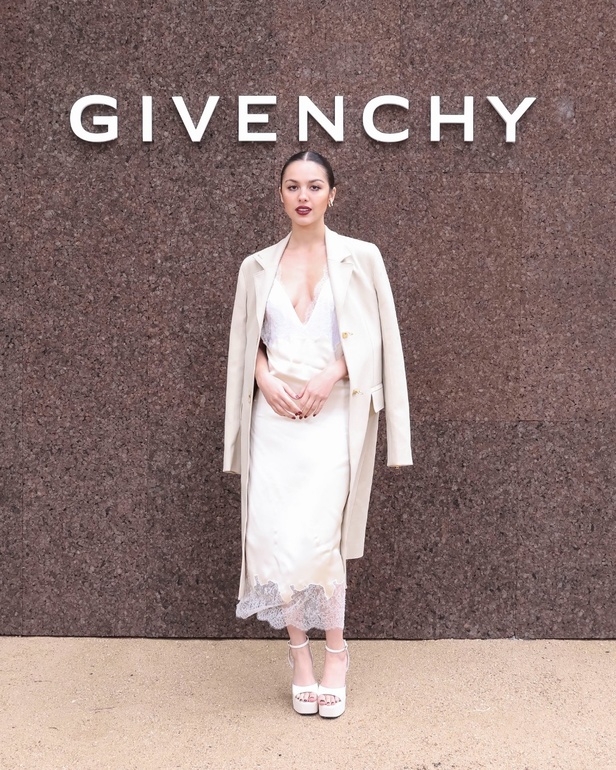 عرض أزياء Givenchy لربيع وصيف 2022 يحيي موضة التصاميم الكاجوال والشبابية