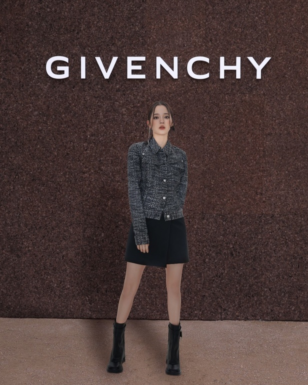 عرض أزياء Givenchy لربيع وصيف 2022 يحيي موضة التصاميم الكاجوال والشبابية