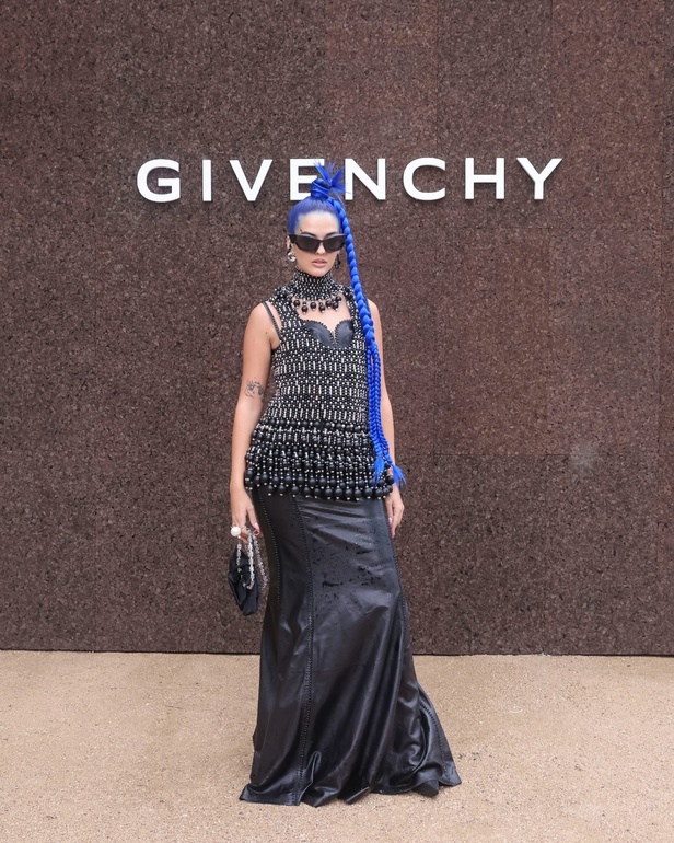 عرض أزياء Givenchy لربيع وصيف 2022 يحيي موضة التصاميم الكاجوال والشبابية