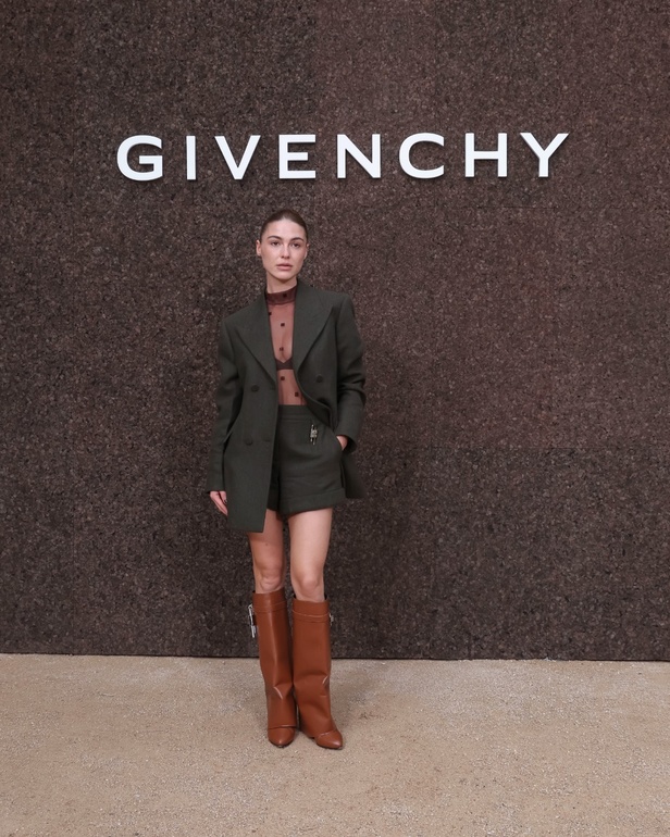 عرض أزياء Givenchy لربيع وصيف 2022 يحيي موضة التصاميم الكاجوال والشبابية