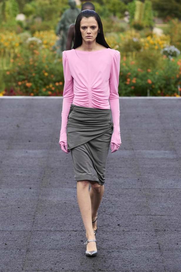 عرض أزياء Givenchy لربيع وصيف 2022 يحيي موضة التصاميم الكاجوال والشبابية