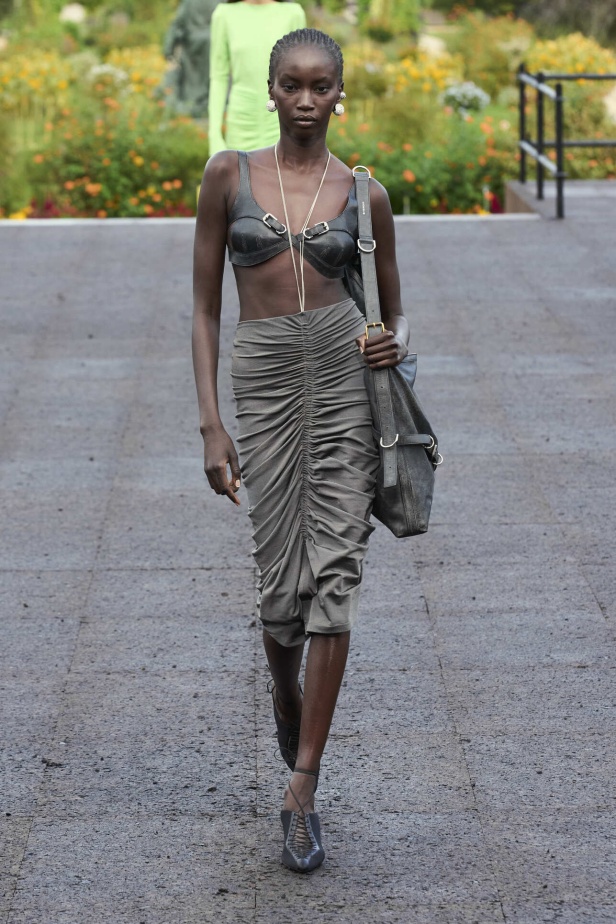 عرض أزياء Givenchy لربيع وصيف 2022 يحيي موضة التصاميم الكاجوال والشبابية