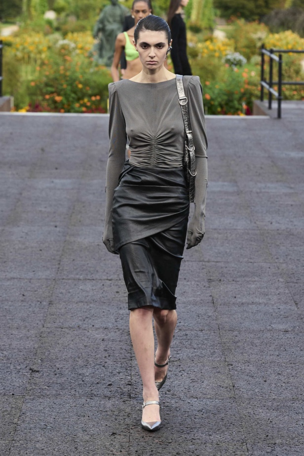 عرض أزياء Givenchy لربيع وصيف 2022 يحيي موضة التصاميم الكاجوال والشبابية