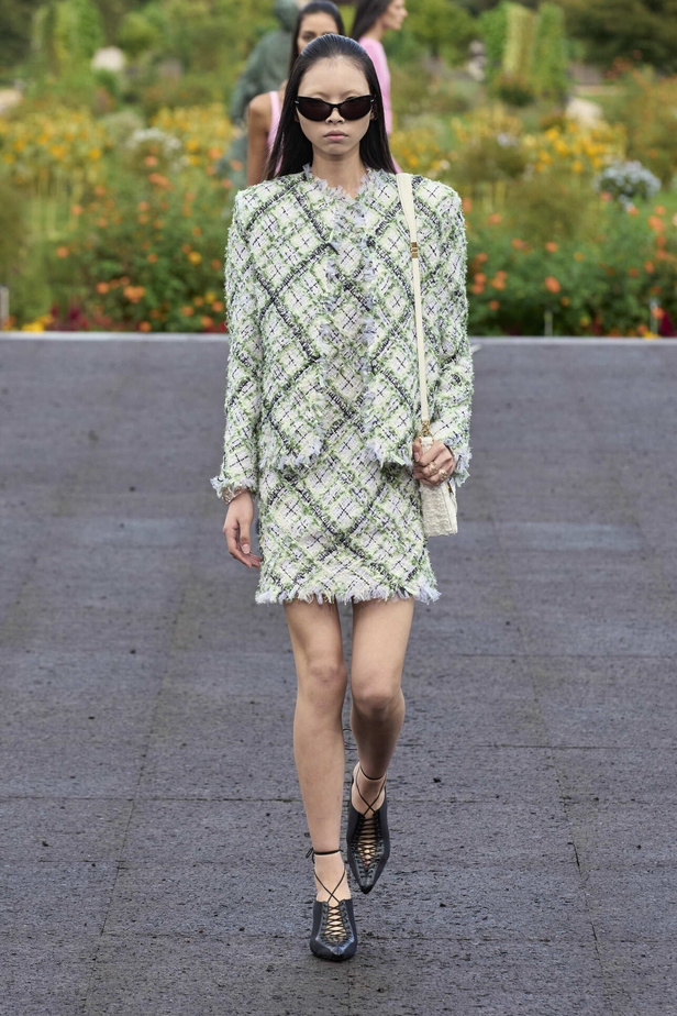 عرض أزياء Givenchy لربيع وصيف 2022 يحيي موضة التصاميم الكاجوال والشبابية