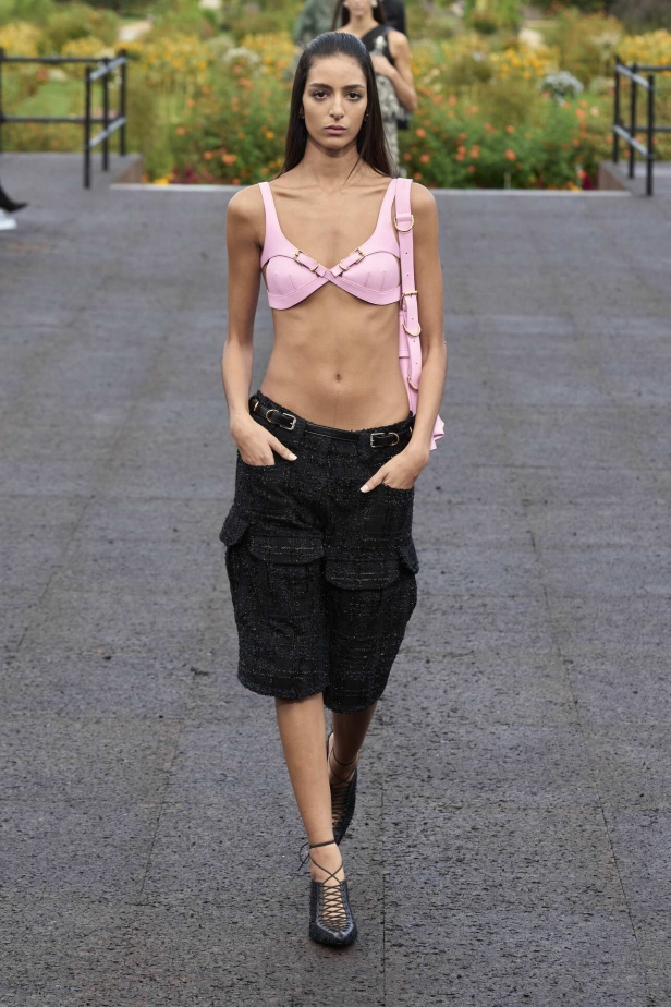 عرض أزياء Givenchy لربيع وصيف 2022 يحيي موضة التصاميم الكاجوال والشبابية