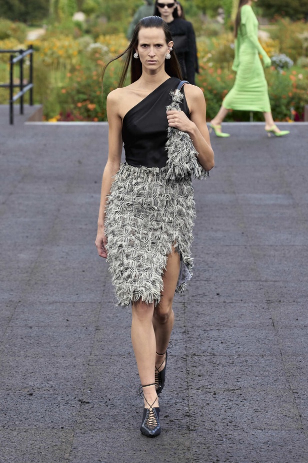 عرض أزياء Givenchy لربيع وصيف 2022 يحيي موضة التصاميم الكاجوال والشبابية