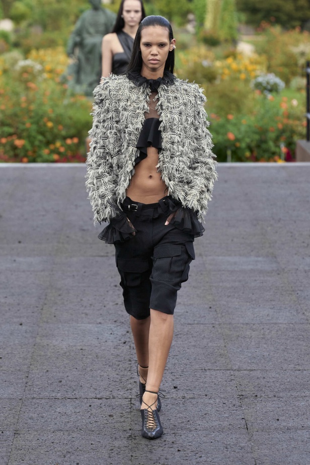 عرض أزياء Givenchy لربيع وصيف 2022 يحيي موضة التصاميم الكاجوال والشبابية