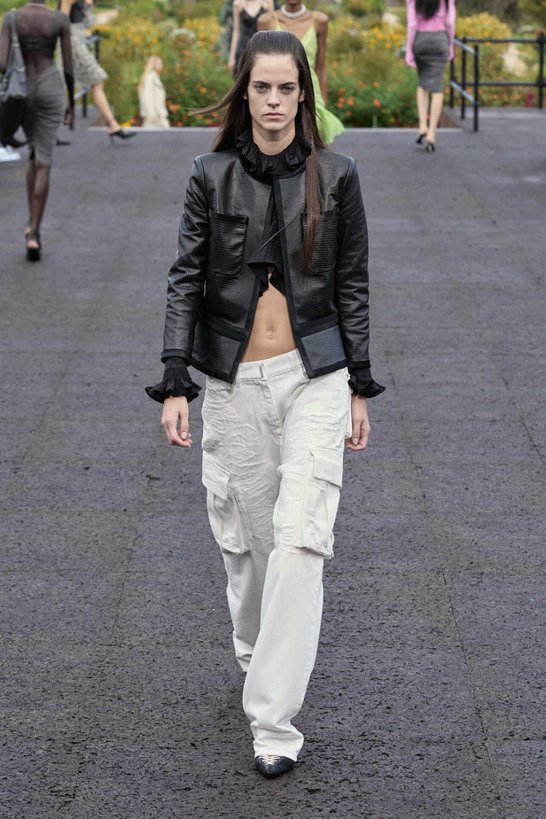 عرض أزياء Givenchy لربيع وصيف 2022 يحيي موضة التصاميم الكاجوال والشبابية