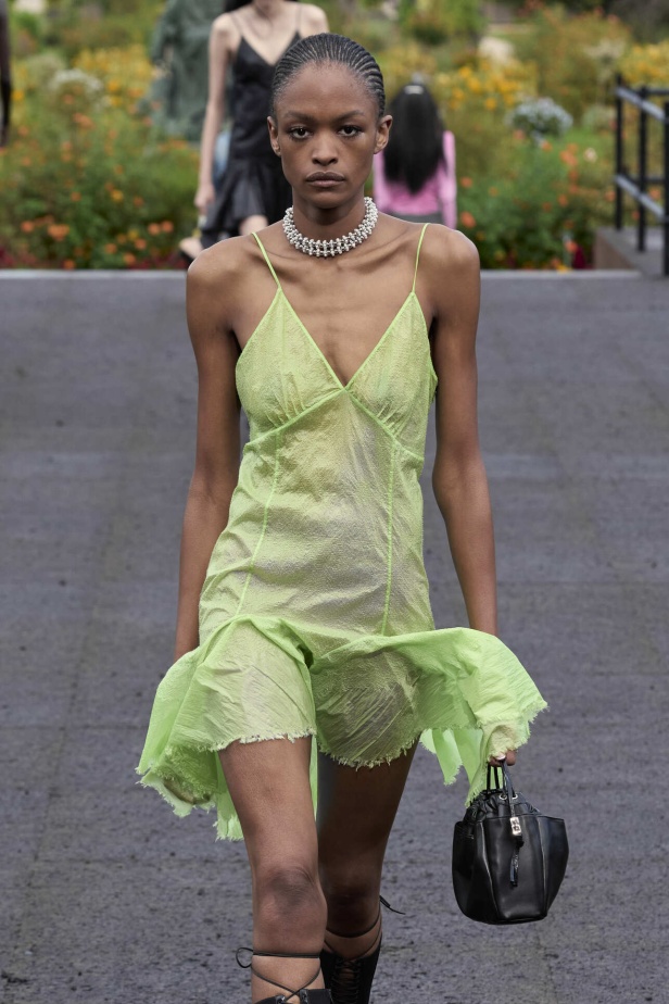 عرض أزياء Givenchy لربيع وصيف 2022 يحيي موضة التصاميم الكاجوال والشبابية