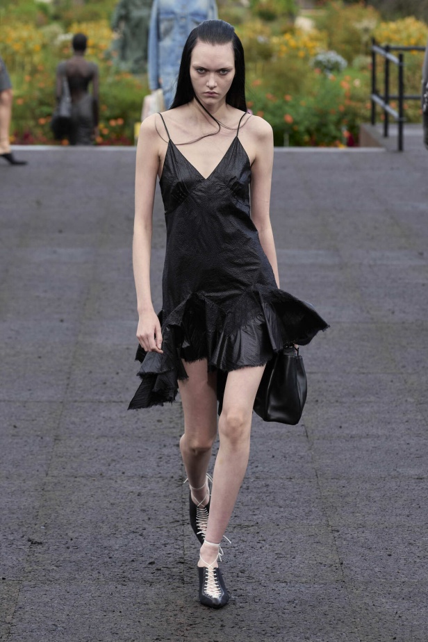 عرض أزياء Givenchy لربيع وصيف 2022 يحيي موضة التصاميم الكاجوال والشبابية