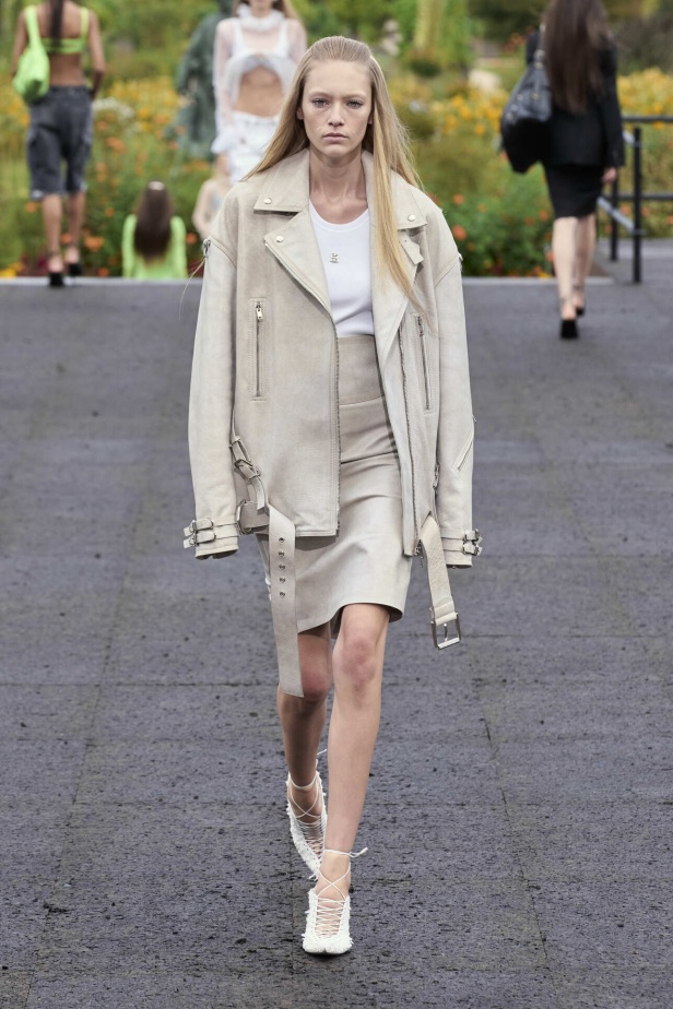 عرض أزياء Givenchy لربيع وصيف 2022 يحيي موضة التصاميم الكاجوال والشبابية