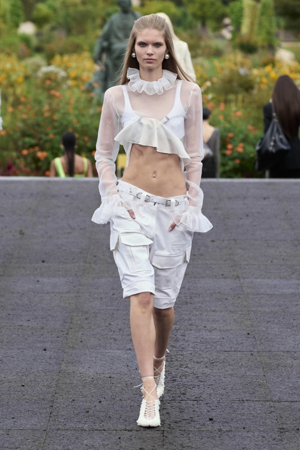 عرض أزياء Givenchy لربيع وصيف 2022 يحيي موضة التصاميم الكاجوال والشبابية