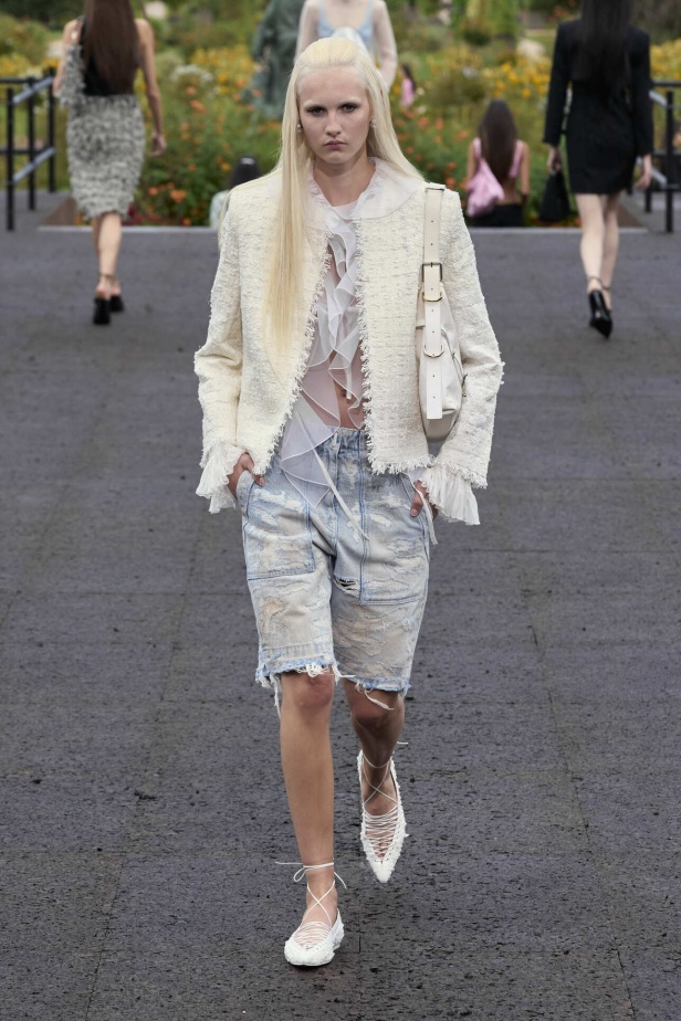 عرض أزياء Givenchy لربيع وصيف 2022 يحيي موضة التصاميم الكاجوال والشبابية