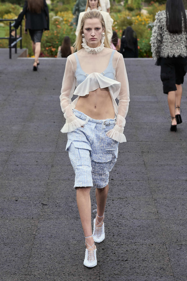 عرض أزياء Givenchy لربيع وصيف 2022 يحيي موضة التصاميم الكاجوال والشبابية