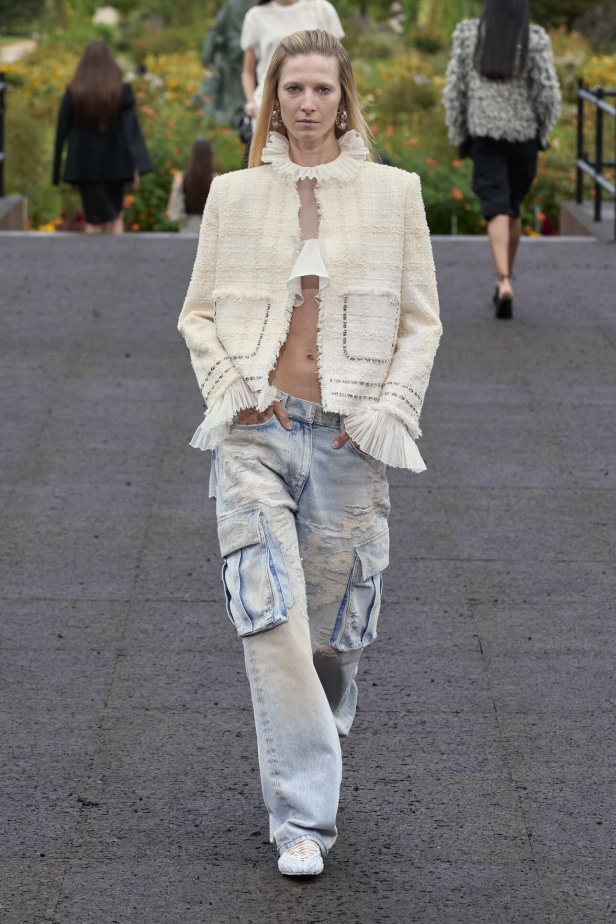 عرض أزياء Givenchy لربيع وصيف 2022 يحيي موضة التصاميم الكاجوال والشبابية