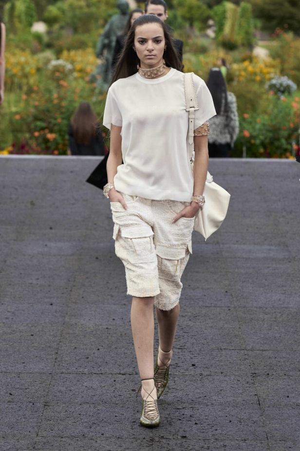 عرض أزياء Givenchy لربيع وصيف 2022 يحيي موضة التصاميم الكاجوال والشبابية