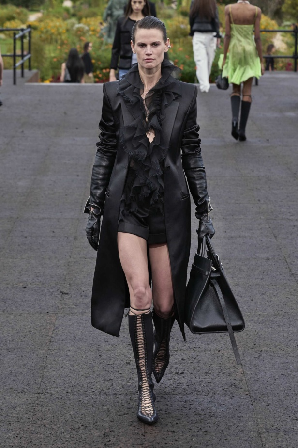 عرض أزياء Givenchy لربيع وصيف 2022 يحيي موضة التصاميم الكاجوال والشبابية