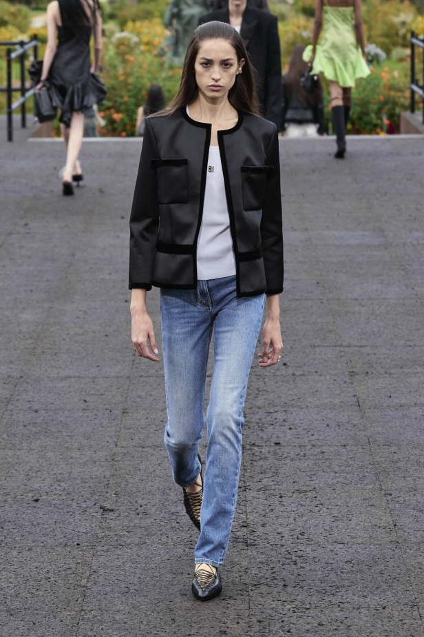 عرض أزياء Givenchy لربيع وصيف 2022 يحيي موضة التصاميم الكاجوال والشبابية